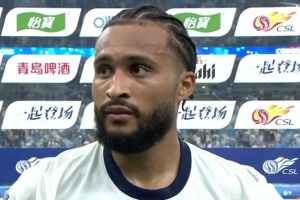 827493